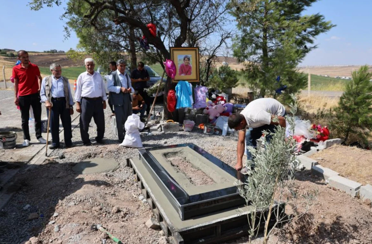 8 Yaşındaki Narin Güran'ın Mezarı Valilik Tarafından Yaptırıldı (2)