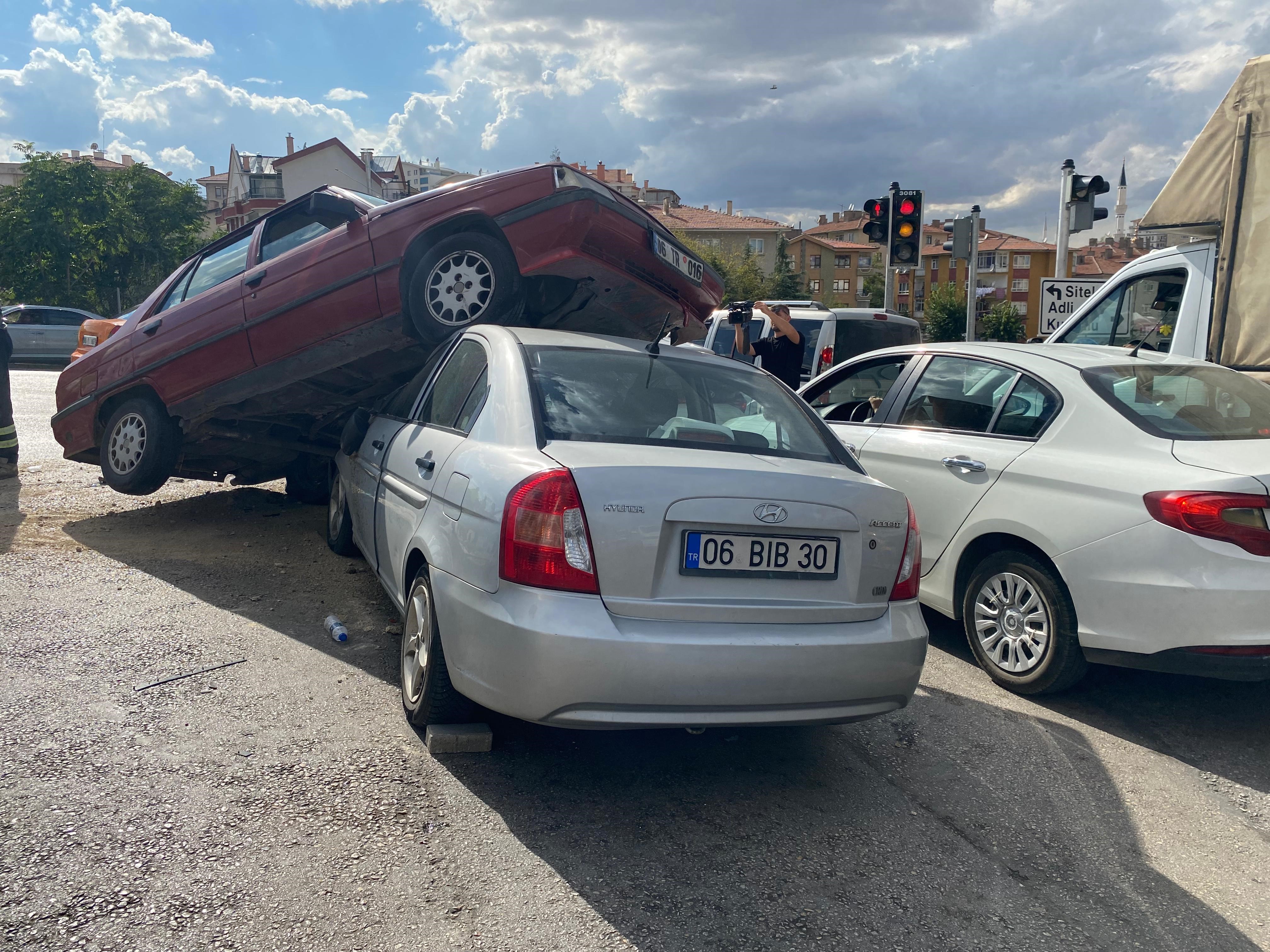 Ankara'da Kontrolden Çıkan Otomobil Trafik Lambasına Çarptı! Başka Bir Aracın Üzerine Asılı Kaldı (1)