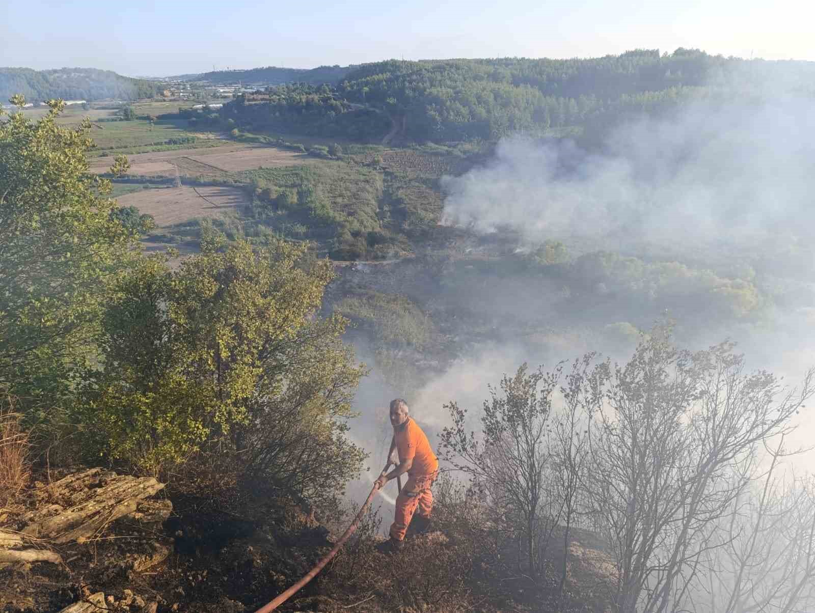 Antalya’nın Aksu Ilçesinde Bulunan Ormanlık Alanda Yangın Çıktı. Yangına Havadan Ve Karadan Müdahaleler Devam Ediyor (2)