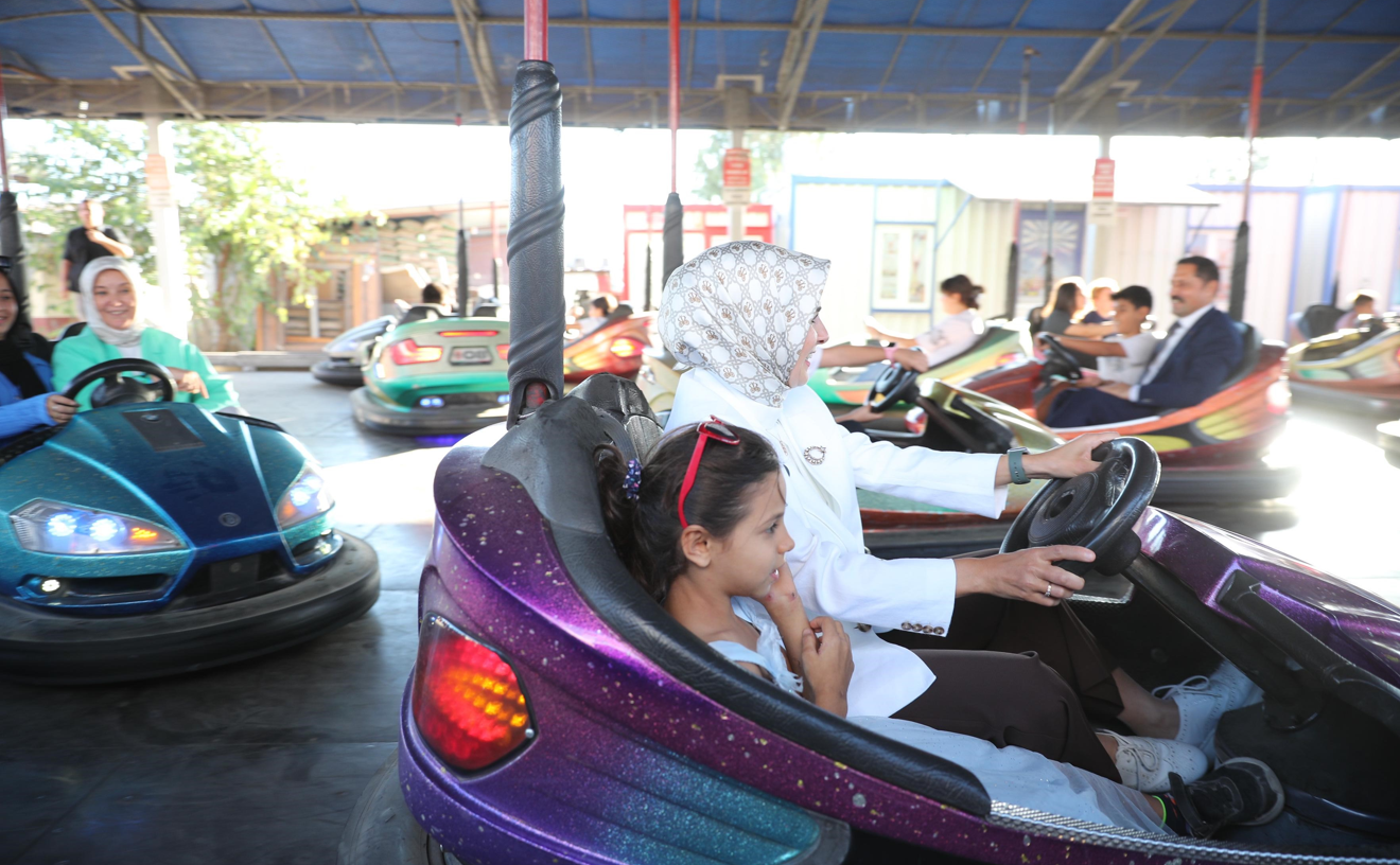 Bakan Göktaş, Depremzede Çocuklarla Lunaparkta Buluştu (1)