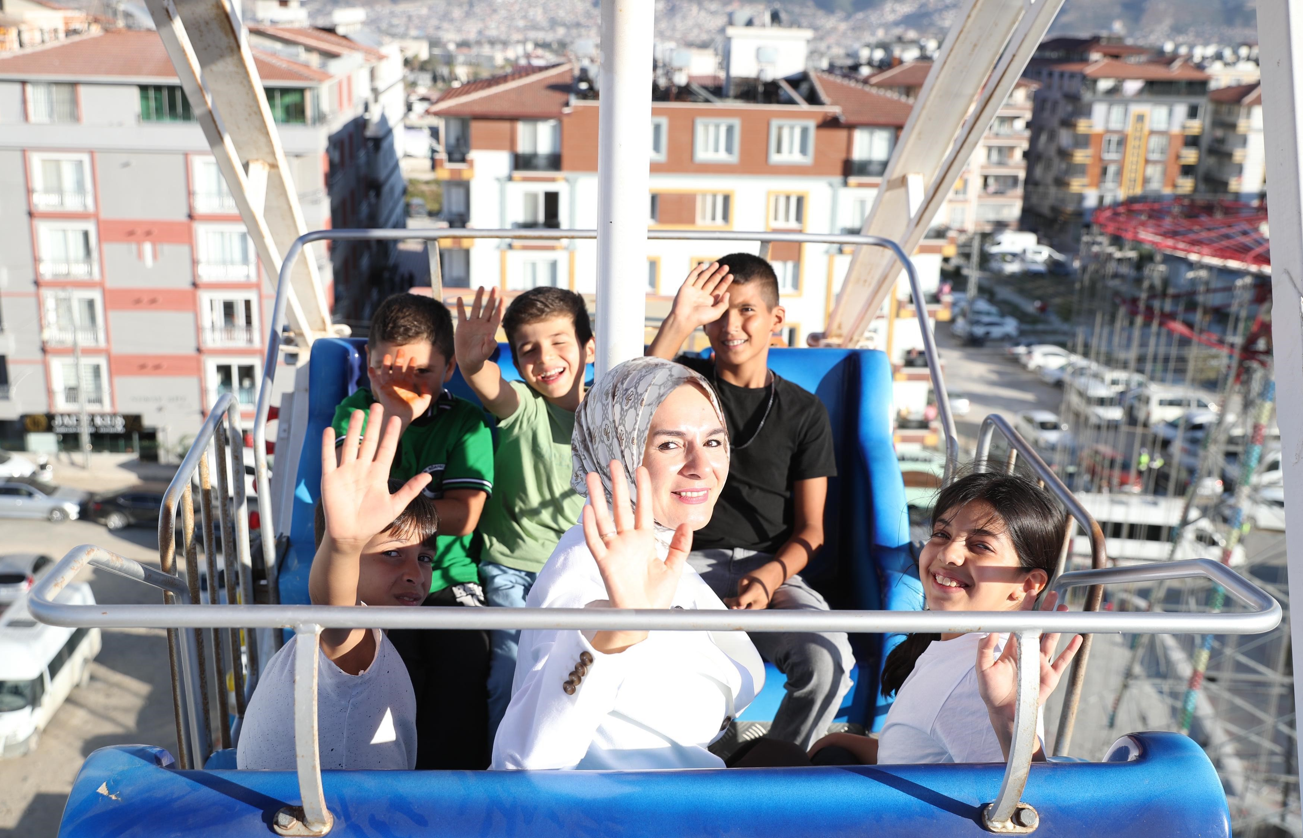 Bakan Göktaş, Depremzede Çocuklarla Lunaparkta Buluştu (4)