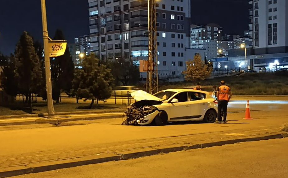 Başkent'te Dolmuş Ve Otomobil Çarpıştı Çok Sayıda Yaralı Var! (1)