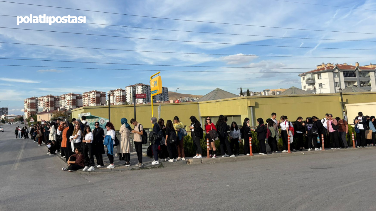 Başkentte Ulaşım Çilesi Duraklarda Metrelerce Kuyruklar Oluştu!  (2)