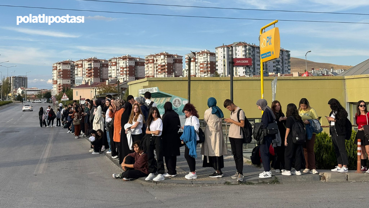 Başkentte Ulaşım Çilesi Duraklarda Metrelerce Kuyruklar Oluştu!  (3)