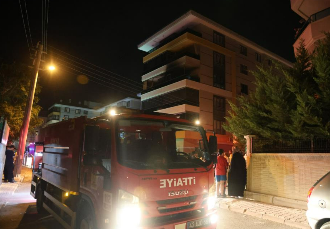 Gece Saatlerinde 5 Katlı Apartman Alevlere Teslim Oldu! (2)