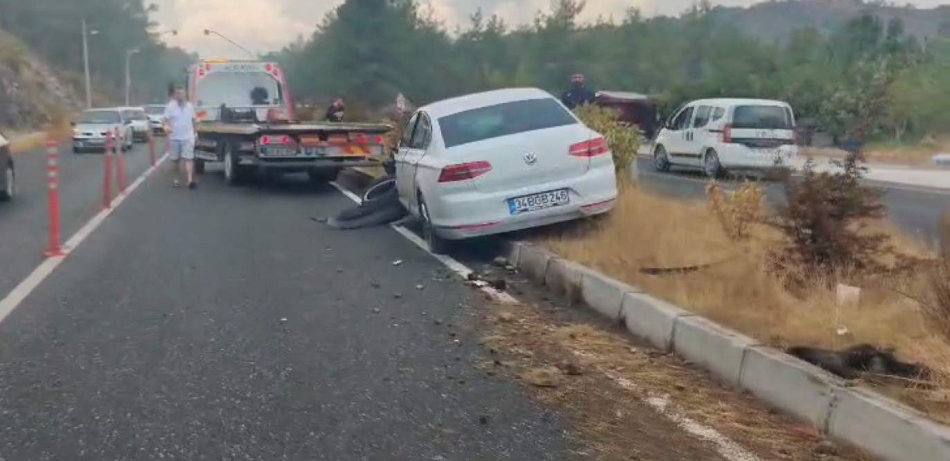 Kafa Kafaya Çarpışan Araçlar Hurdaya Döndü!  (2)