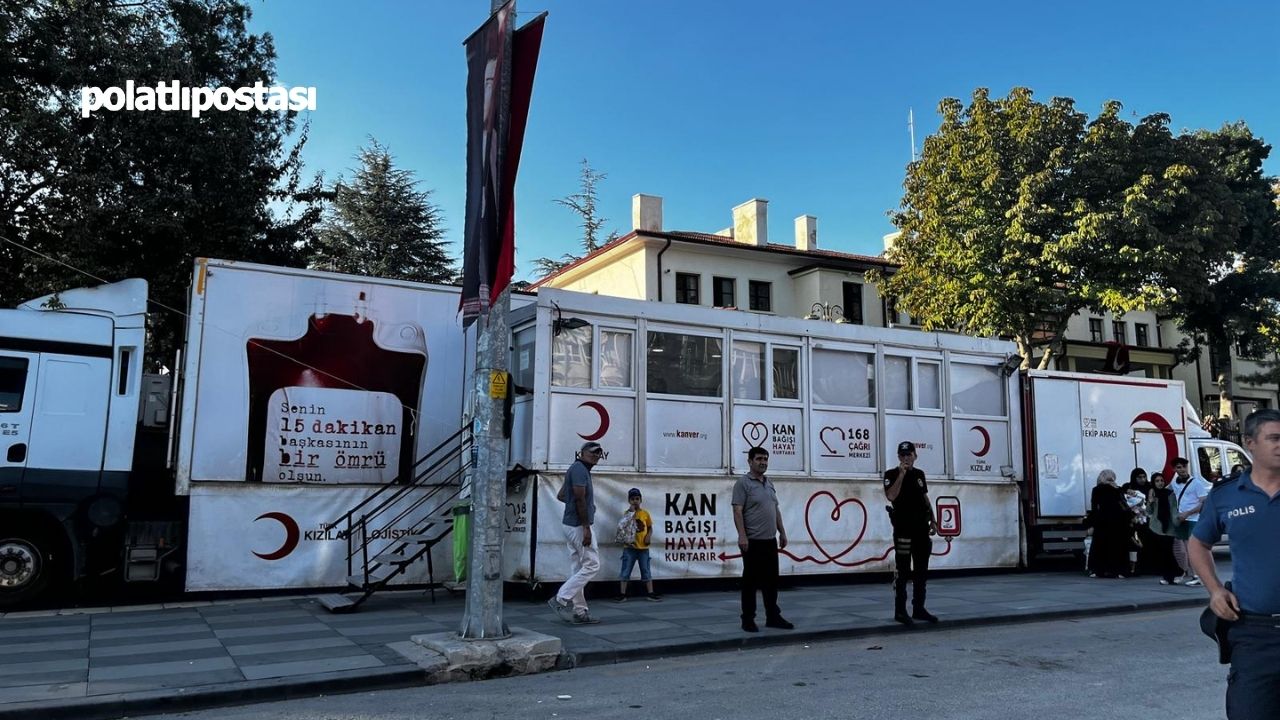 Kızılay Kan Bağış Aracı Polatlı'da Vatandaşların Kan Bağışını Bekliyor (2)