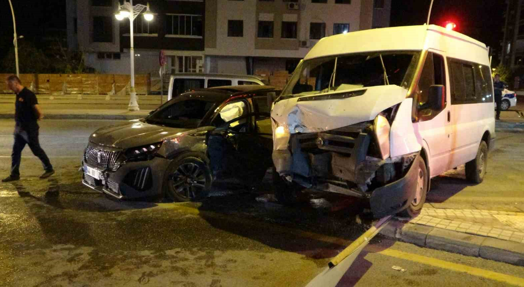 Kontrolden Çıkan Cip Polis Aracına Çarptı Çok Sayıda Yaralı Var! (1)