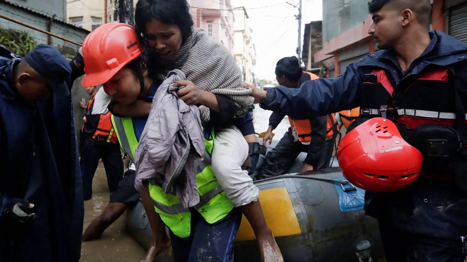 Nepal'de Sel Faciası Gece Yolculukları Yasaklandı  (2)