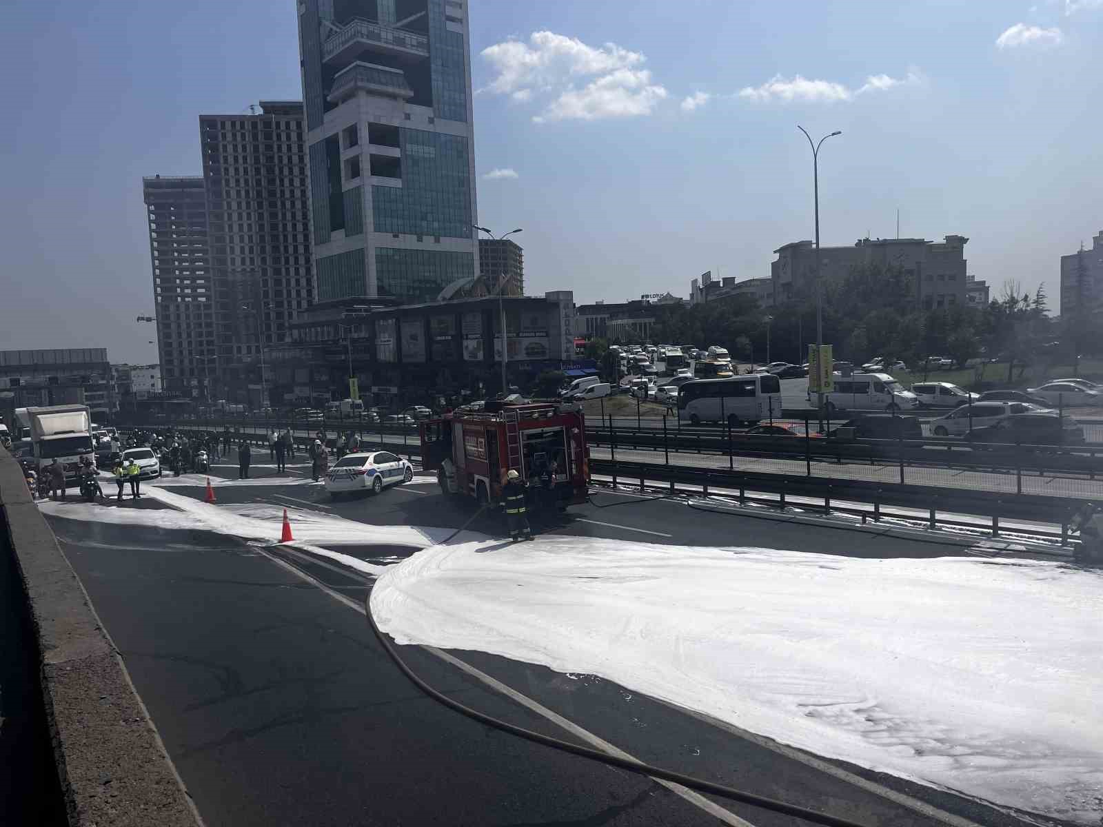 Seyir Halindeki Araç Birden Alev Aldı Trafik Felç Oldu! (2)