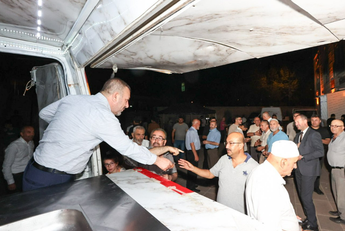 Sincan Belediyesi'nden Mevlid Kandiline Özel Program Başkan Ercan Lokma Dağıttı  (4)