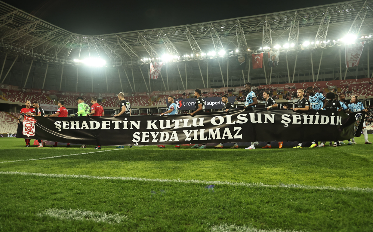  Sivasspor, Şehit Polis Yılmaz'ın Anısına Sahaya Siyah Formayla Çıktı! (1)