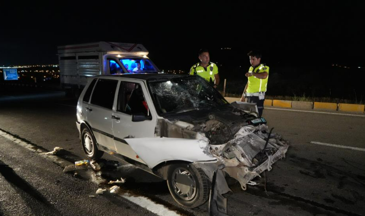 Trafik Kazasında Araç Hurdaya Döndü Yaralılar Var! (3)