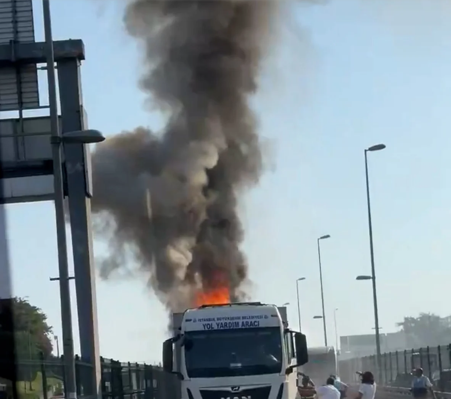 Yolcu Dolu Metrobüs Alevlere Teslim Oldu! İtfaiye Ekipleri Sevk Edildi (3)