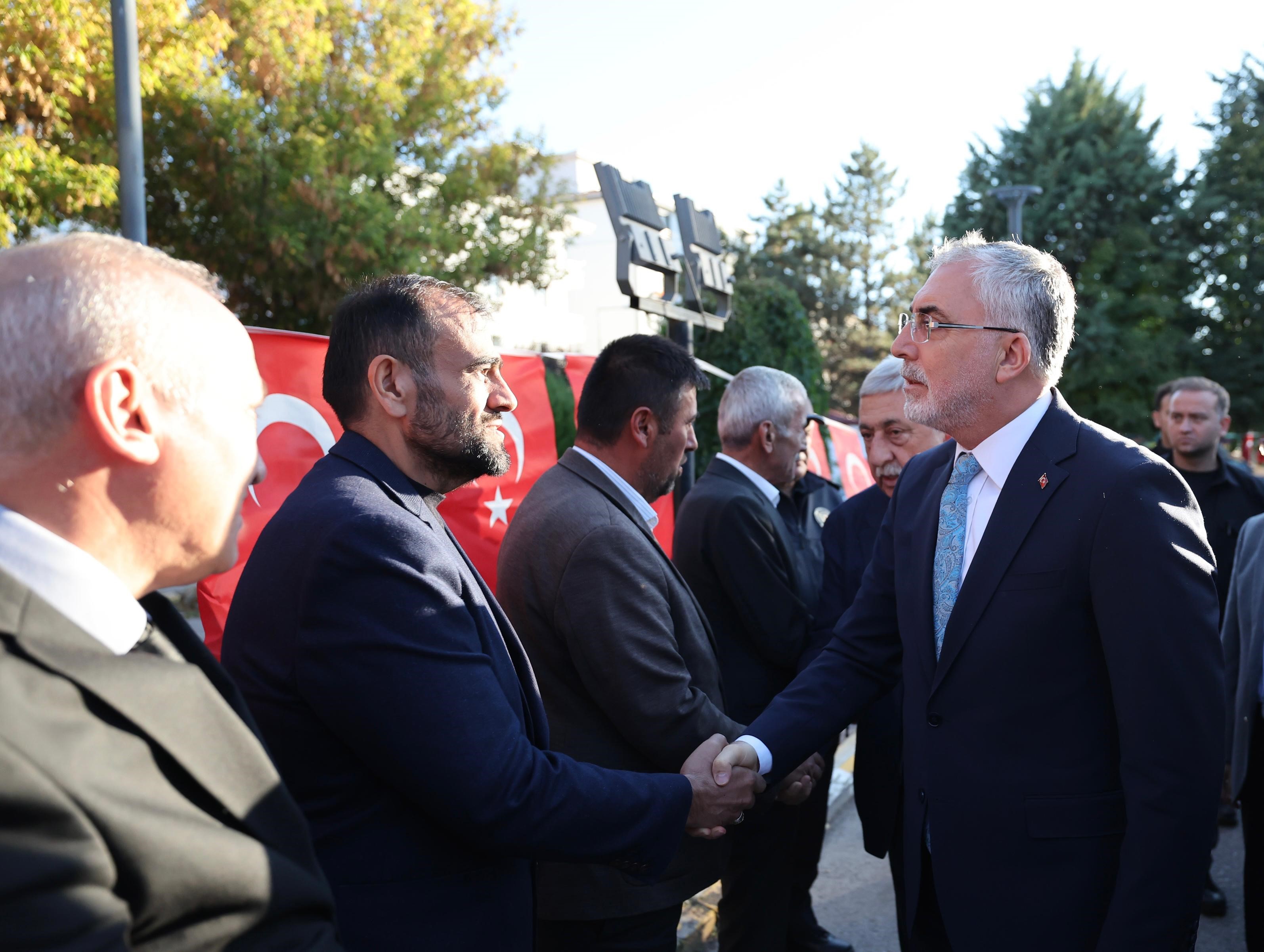 Bakan Işıkhan, Tusaş Ve Şehit Taksi Şoförünün Ailesini Ziyaret Etti!  (1)