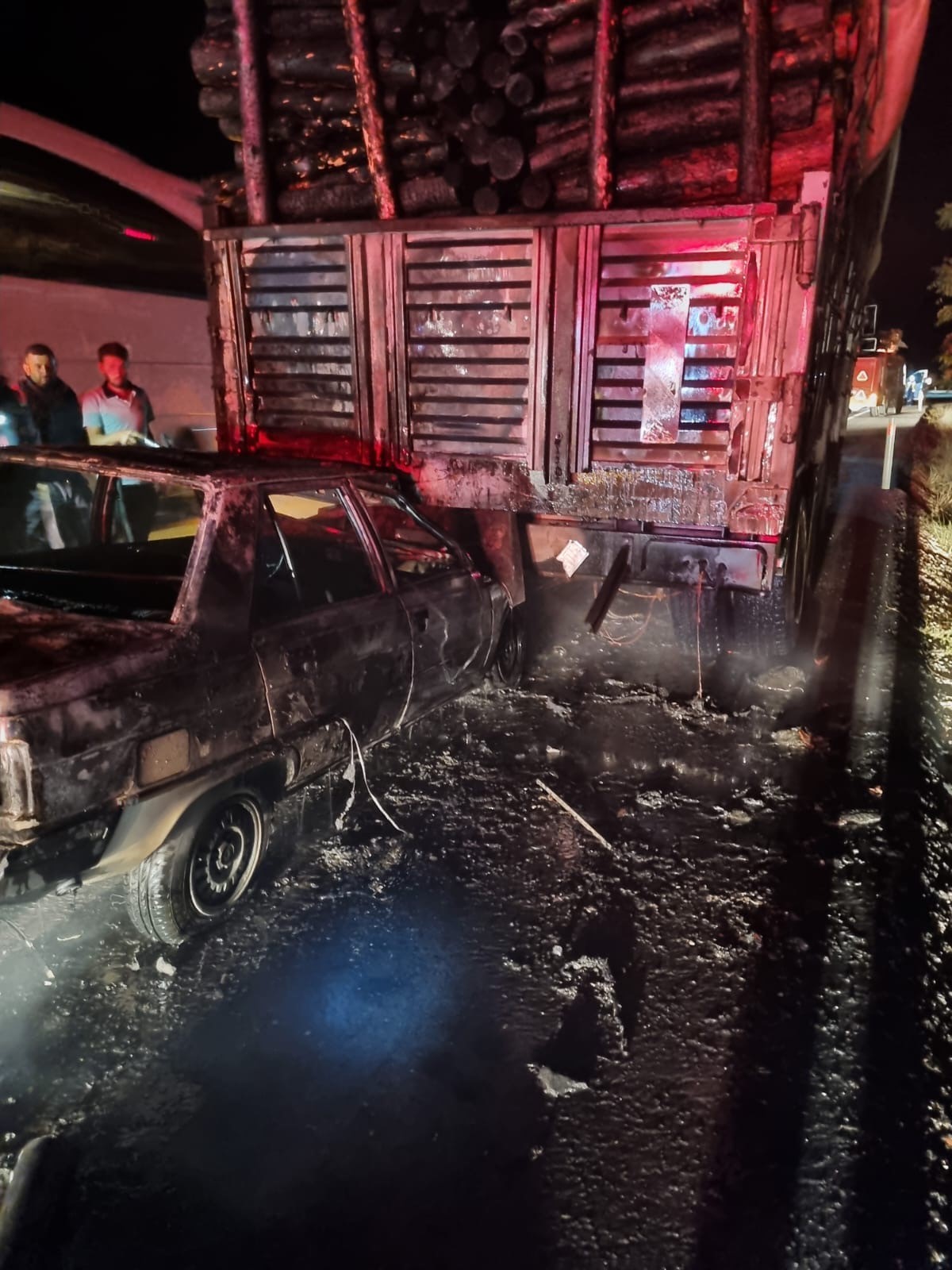 Burdur'da Feci Kaza Tomruk Yüklü Tıra Çarpan Araç Alev Aldı!  (1)