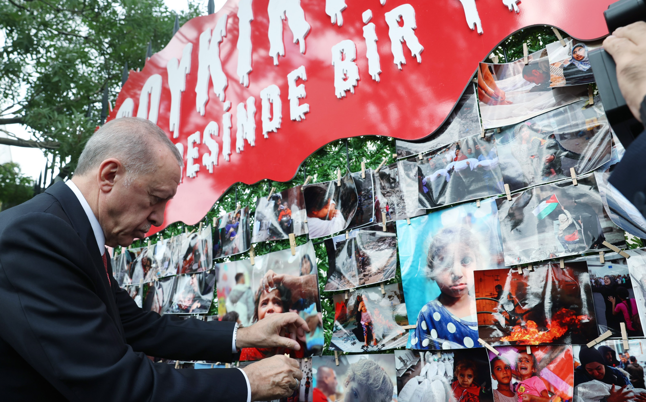 Cumhurbaşkanı Erdoğan Soykırımın Gölgesinde Geçen Bir Yıl Sergisini Ziyaret Etti (4)