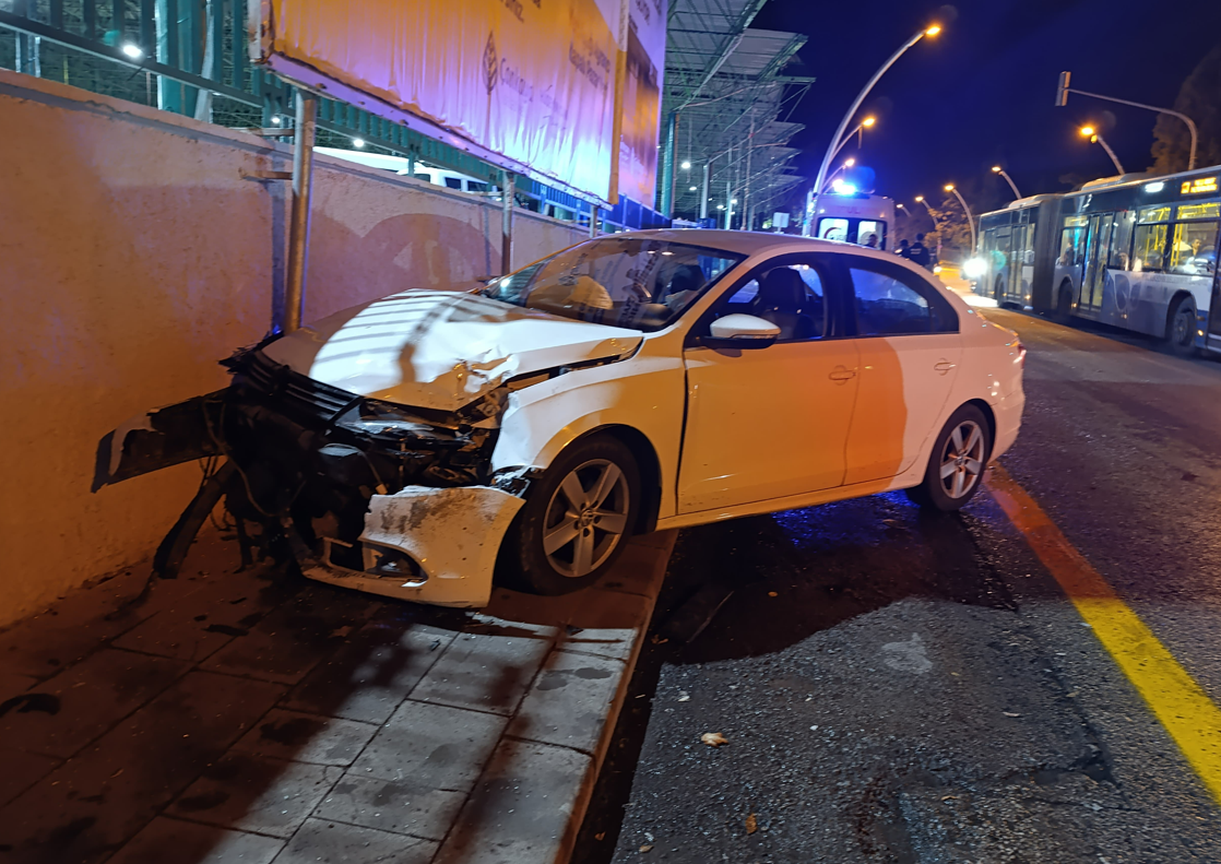 Dikmen'de Feci Kaza İkiye Bölünen Otomobilde 2 Kişi Yaralandı  (1)1