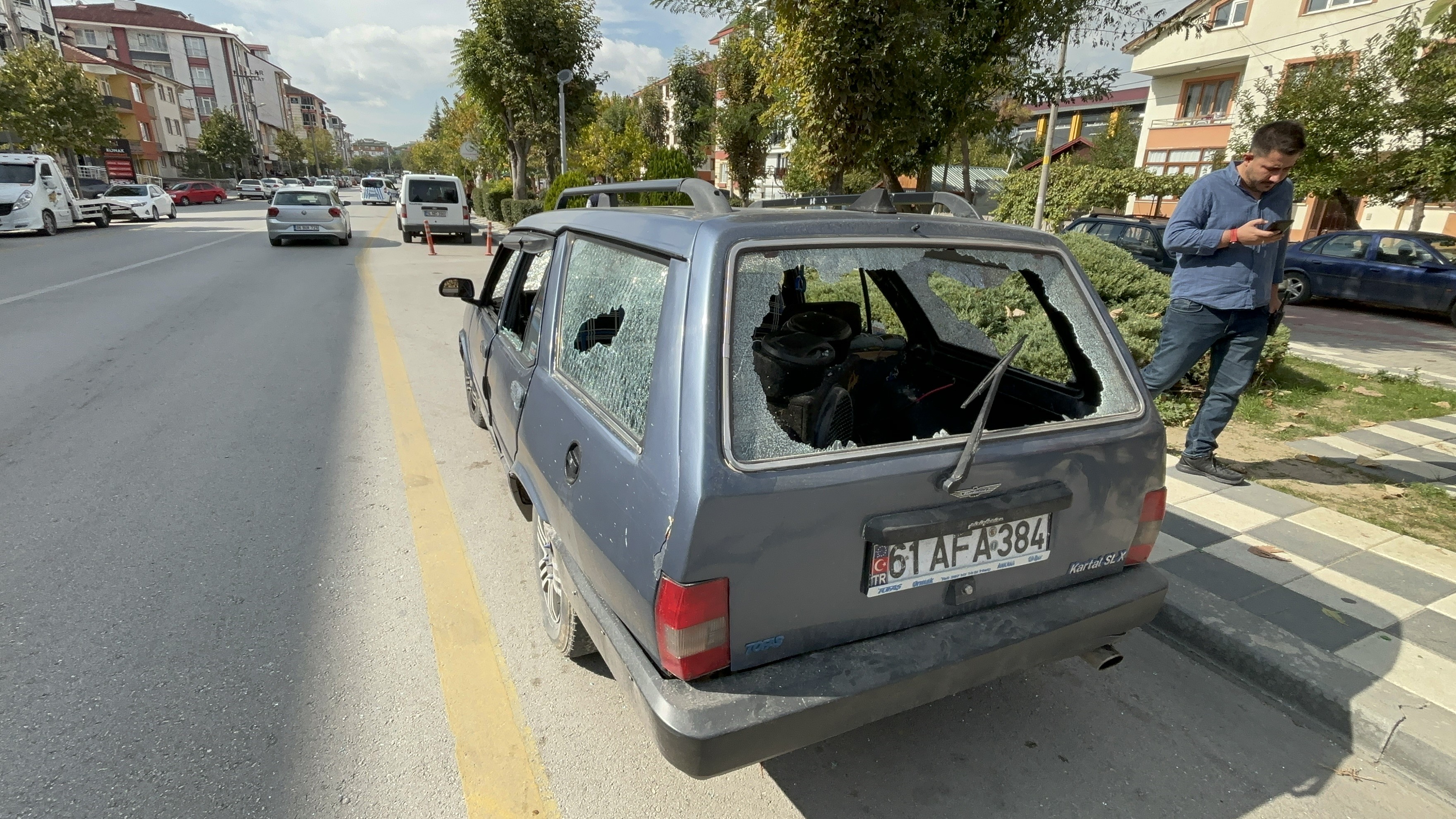 Sinir Krizi Geçiren Adam, Aracının Camlarını Kırdı! (1)