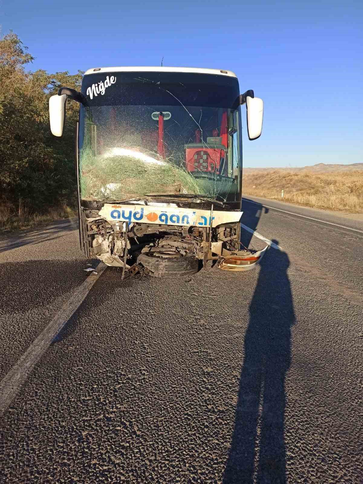 Yolcu Otobüsü Ve Otomobil Feci Şekilde Çarpıştı Can Kaybı Var! (2)