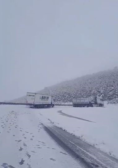 Yollar Karla Kaplandı Yoldan Çıkan Tırlar Mahsur Kaldı! (2)-1