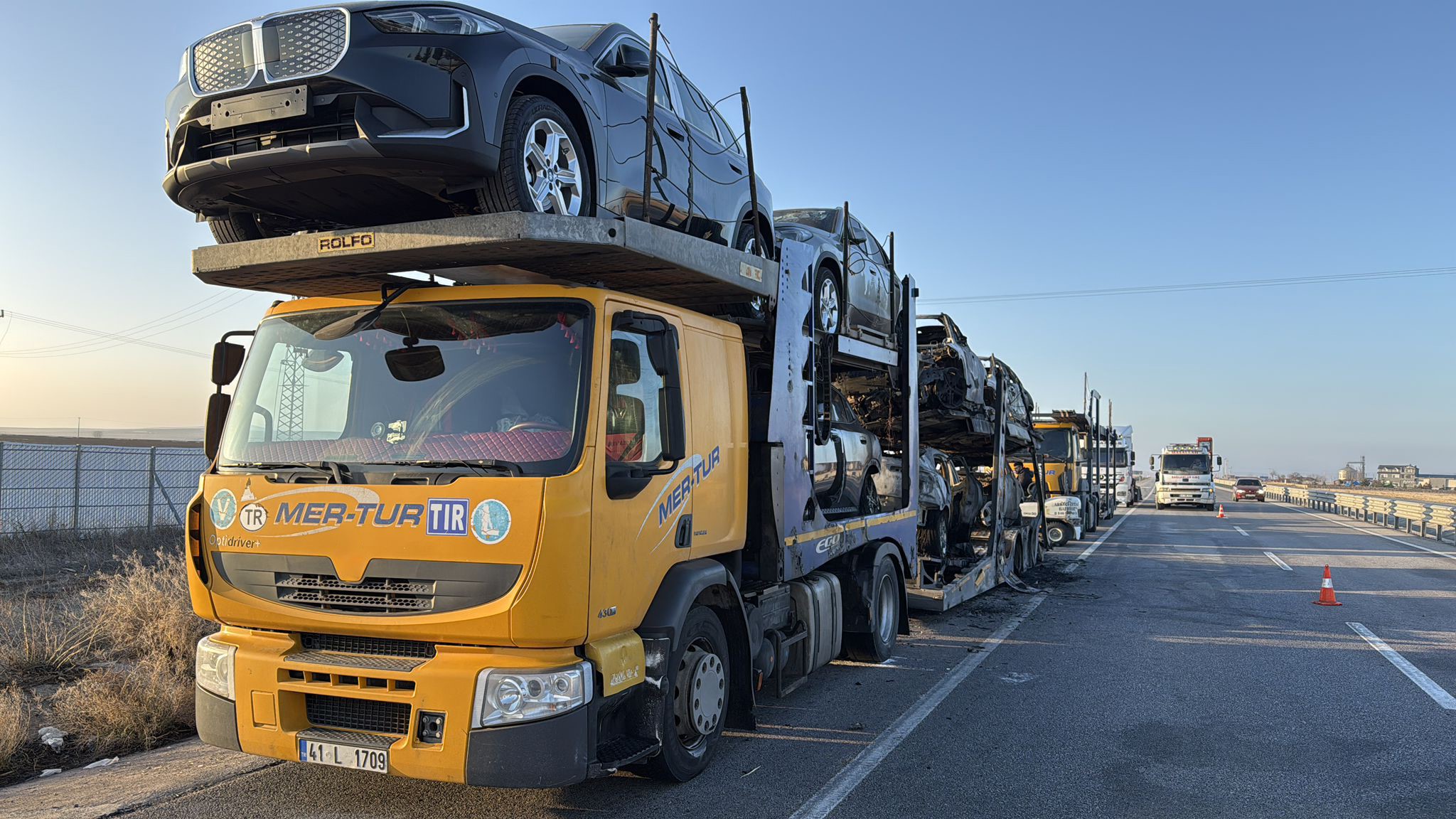 Afyonkarahisar’da Meydana Gelen Bir Olayda, Araç Taşıyan Tırda Yangın Çıktı. Kısa Sürede Büyüyen Yangında, 7 Adet Sıfır Kilometre Araç Hurdaya Döndü (3)