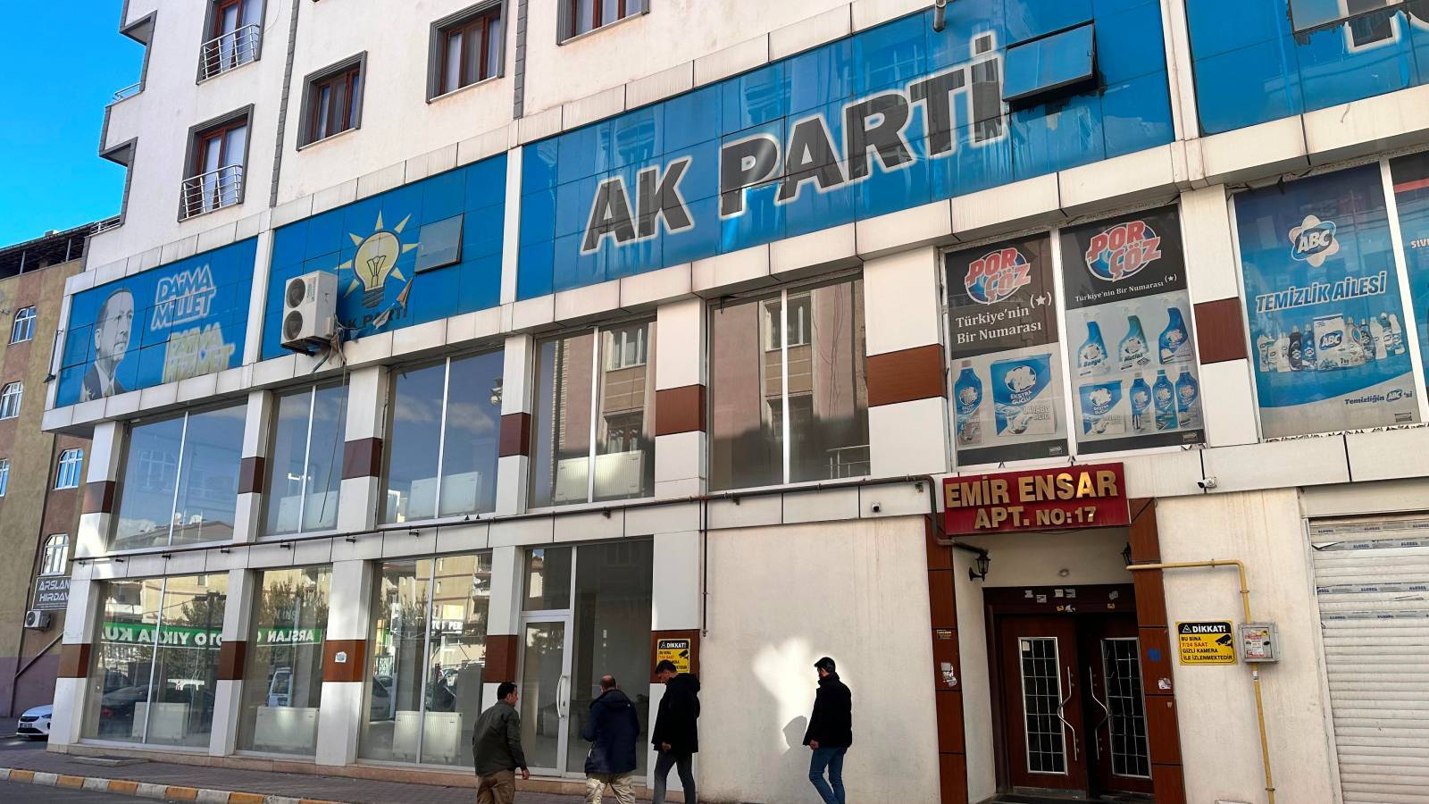 Ak Parti Il Binasına Satırlı Saldırı!