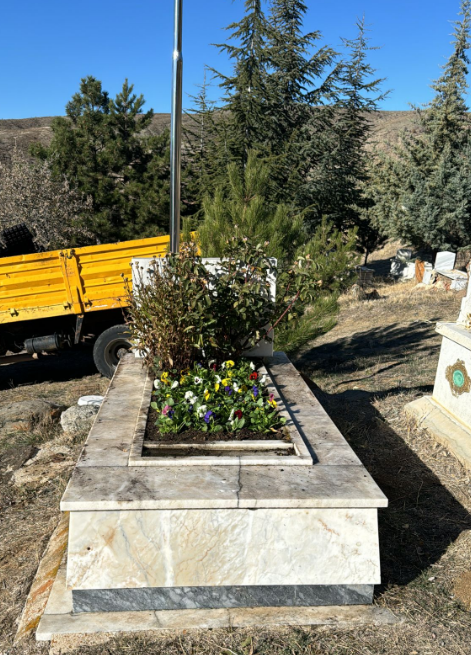 Akyurt Belediyesi Şehit Mezarlarına Çiçek Dikti (2)