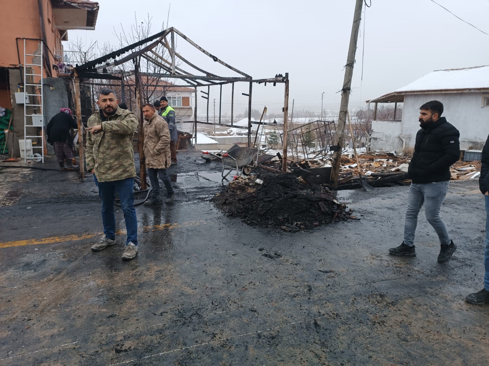 Ankara’da Kömürlük Yangını Garajı Sardı Araç Küle Döndü! (3)