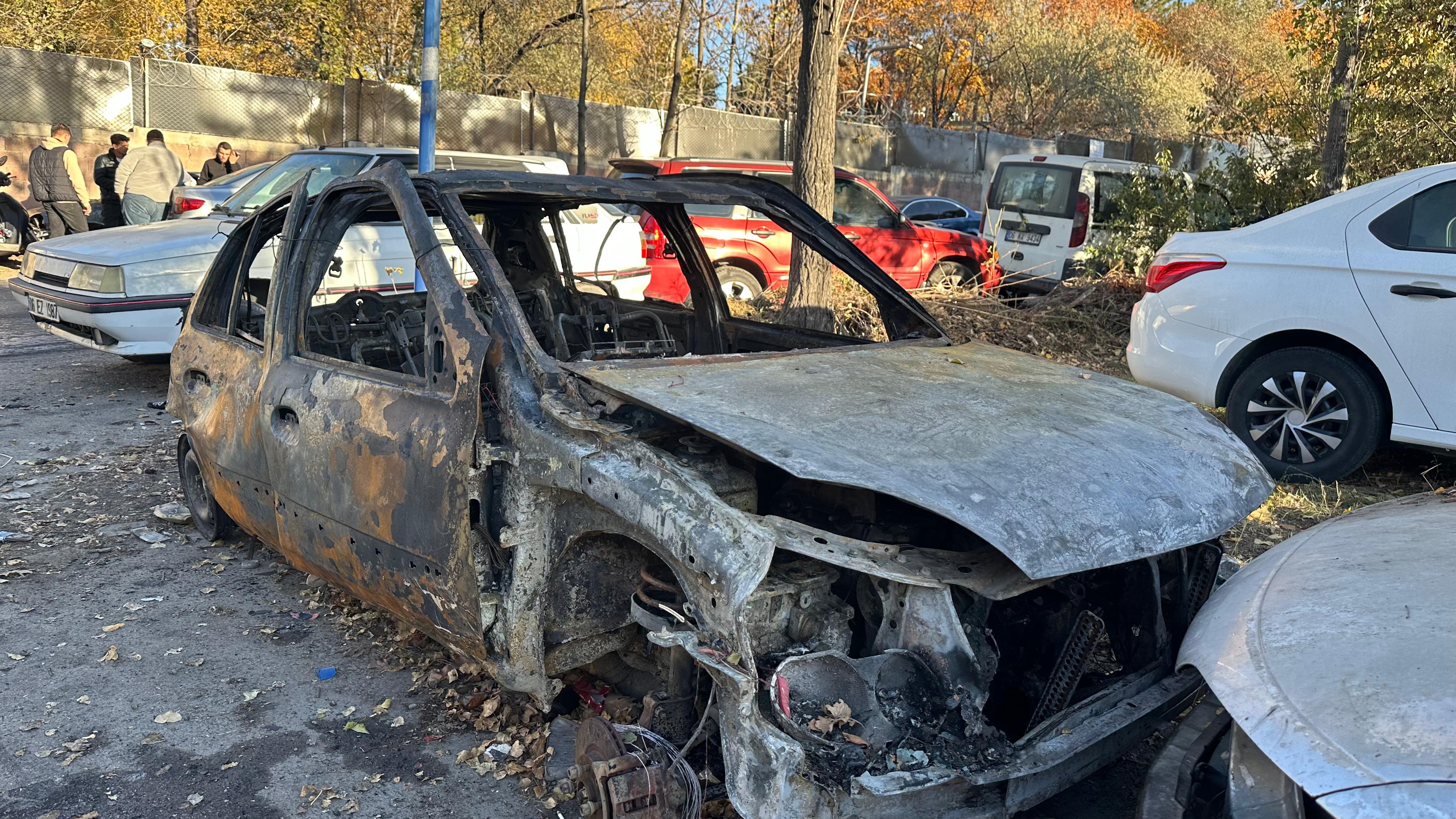 Ankara’da Korkunç Yangın! 9 Araç Kullanılamaz Hale Geldi (2)