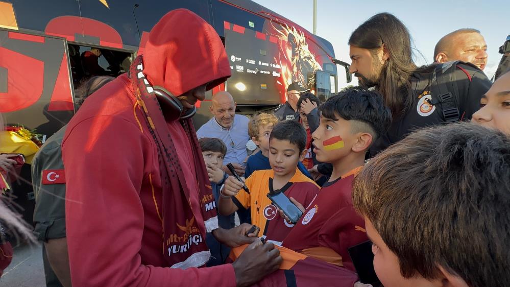 Bodrum Galatasaray’ı Bağrına Bastı Okan Buruk’a Çiçek, Osimhen’e Sevgi Seli (3)