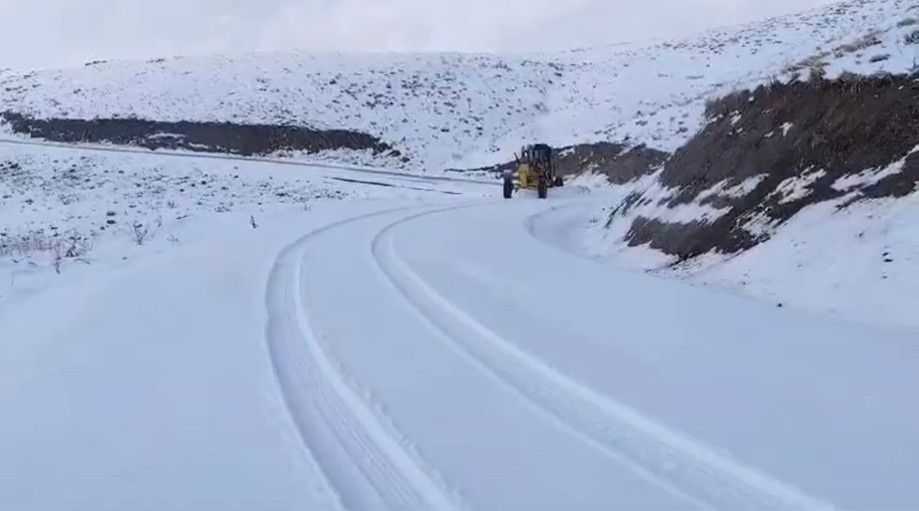 Mevsimin Ilk Karı Köy Yolunu Kapattı! (2)