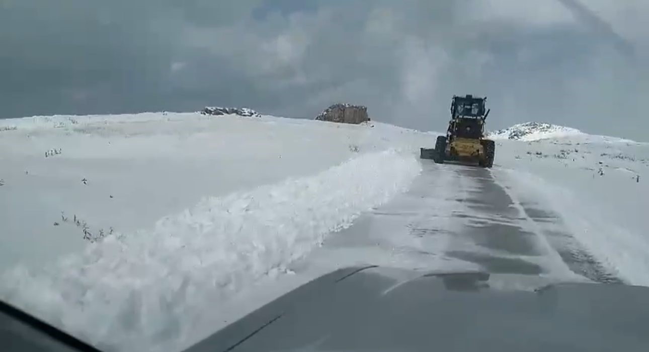 Mevsimin Ilk Karı Köy Yolunu Kapattı! (3)