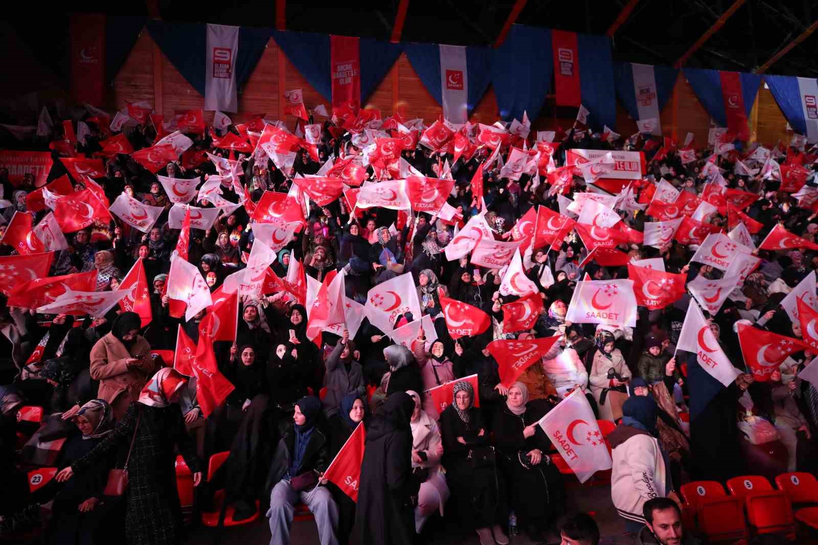 Saadet Partisi Kongresinde Yumruk Yumruğa Kavga!