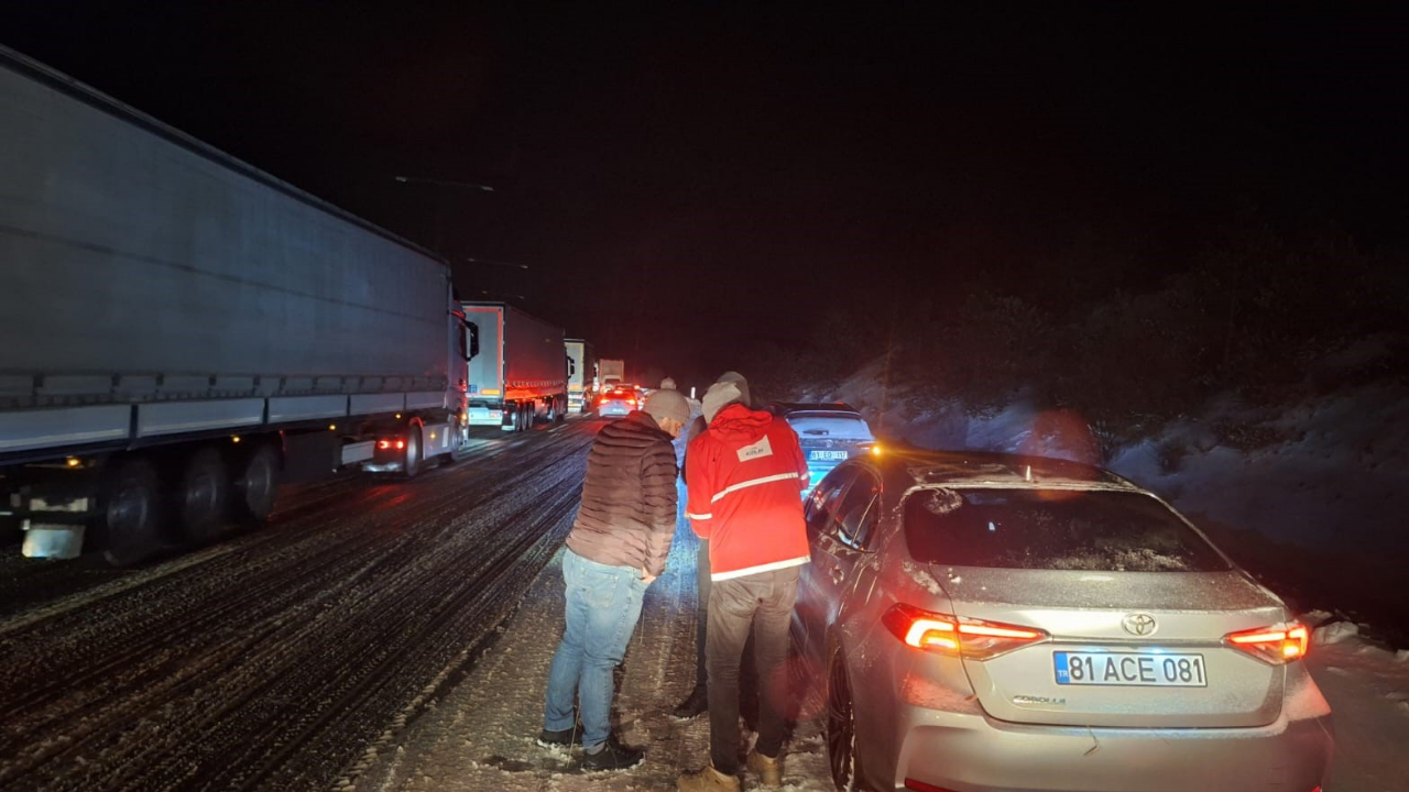 Soğuk Hava Kar Yağışı Kızılay'dan Yardım Seferberliği (1)