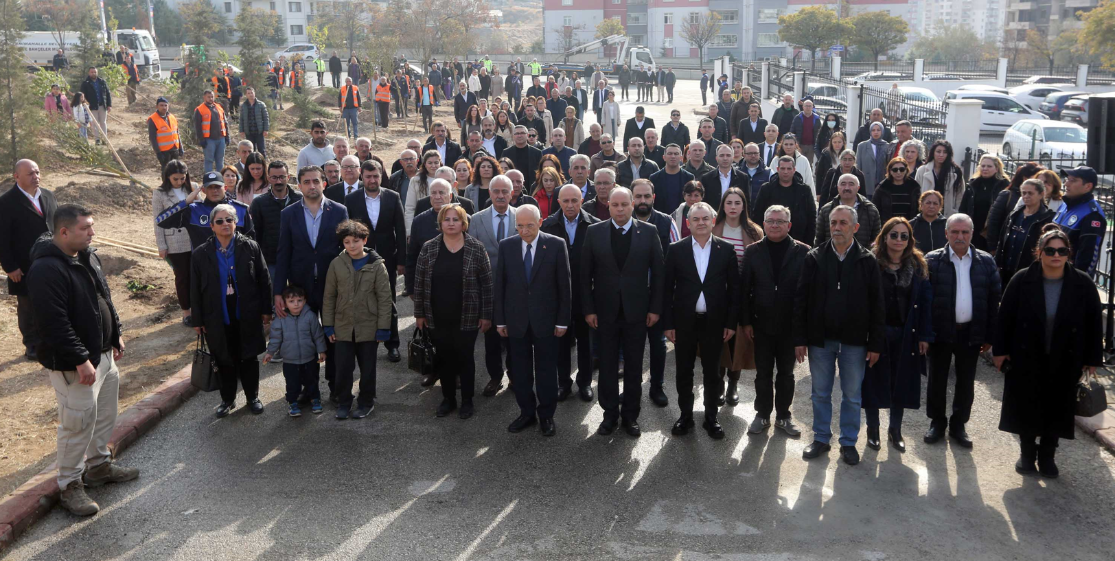 Yenimahalle’de Yüzlerce Ağaç Toprakla Buluştu (3)