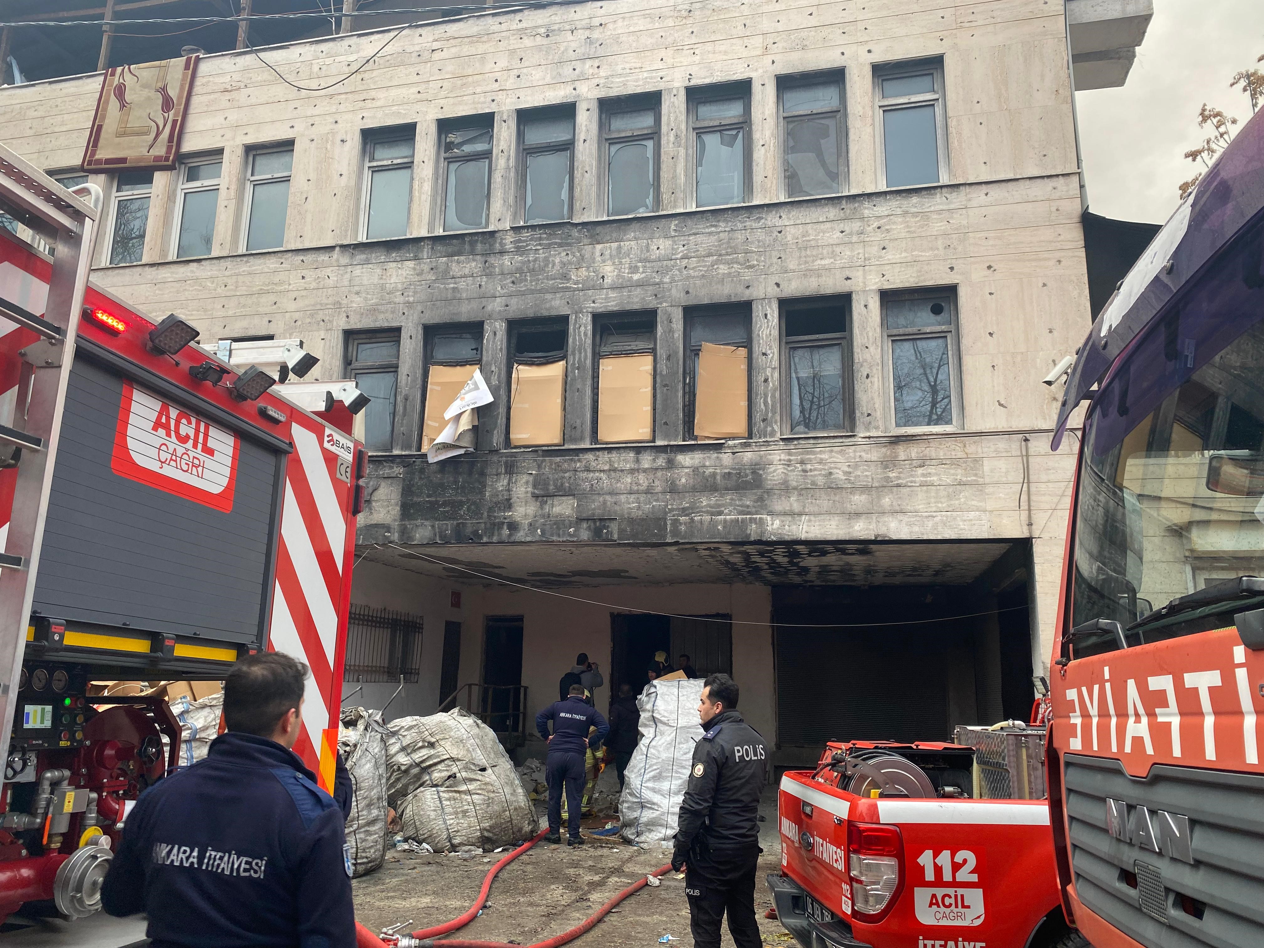 Ankara’da Atık Deposunda Yangın Çıktı! Geri Dönüşüm Fabrikasına Da Sıçradı (3)