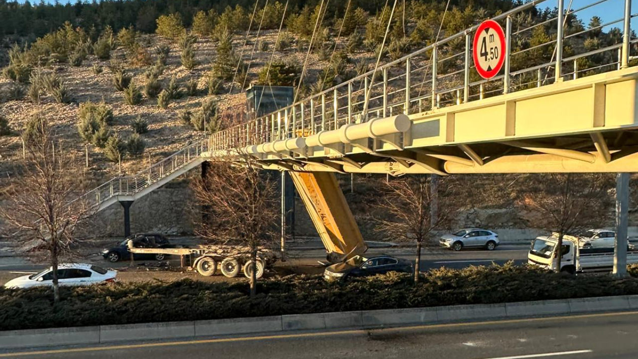 Ankara'da Feci Kaza! Ankara'da Feci Kaza! Kamyon Damperi Köprüye Çarptı (1)