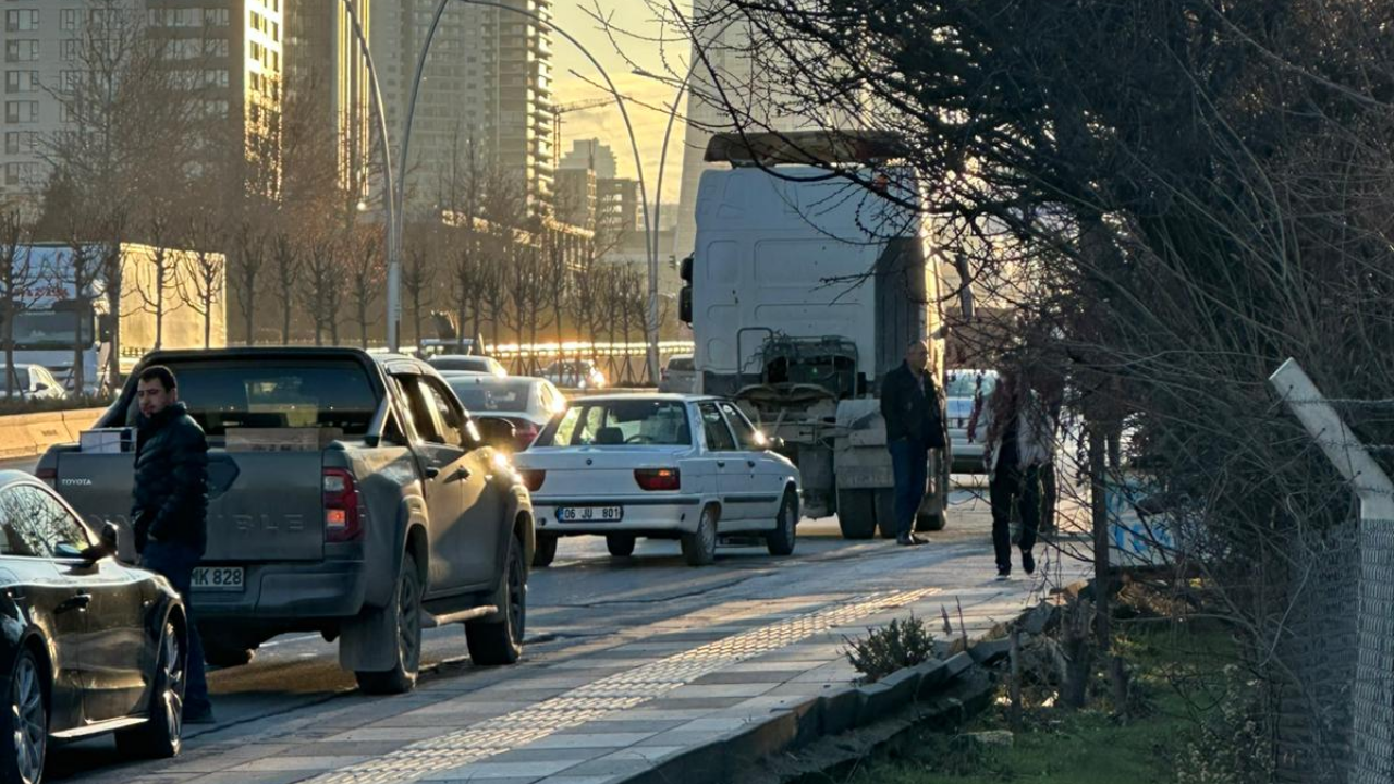 Ankara'da Feci Kaza! Ankara'da Feci Kaza! Kamyon Damperi Köprüye Çarptı (2)