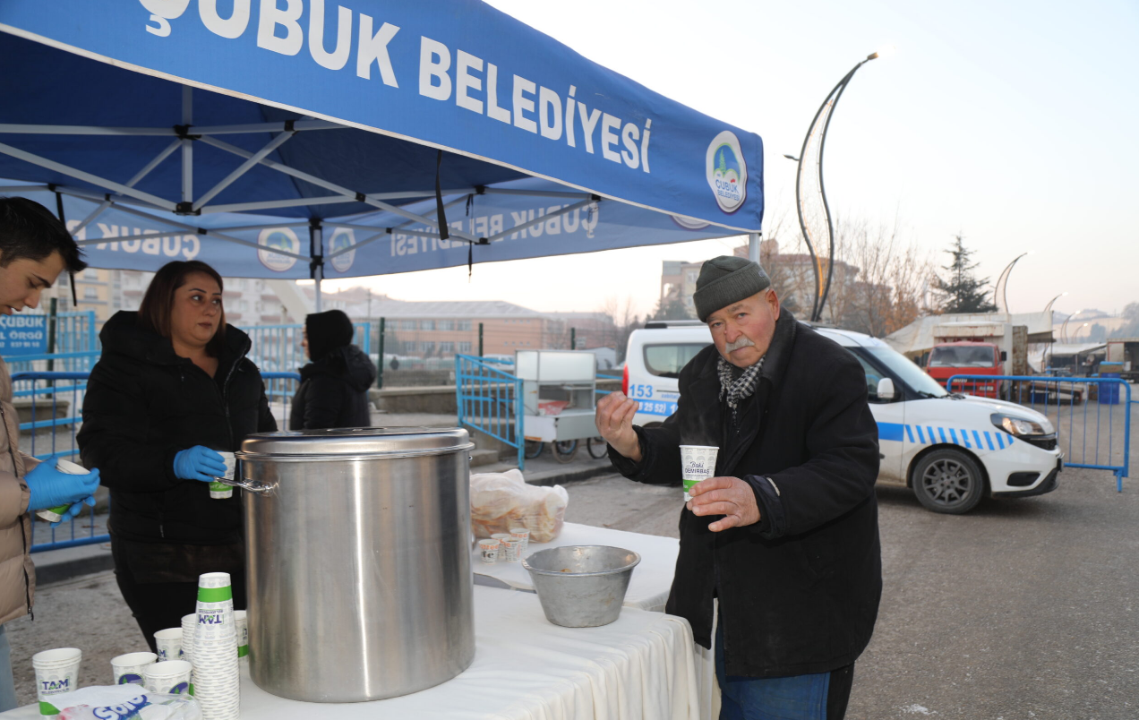 Çubuk Belediyesi’nden Pazarcı Esnafa Sıcak Çorba Ikramı (2)