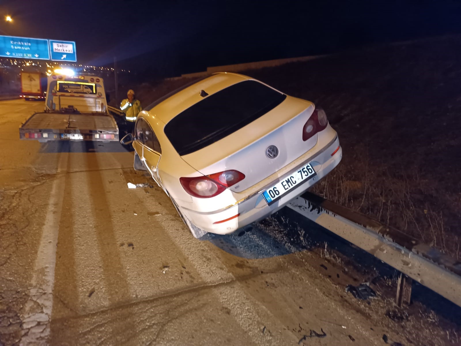 Elmadağ’da Akıl Almaz Kaza Otomobil Bariyere Çıktı  (2)