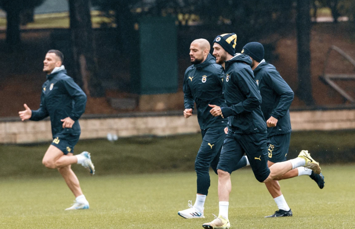 Fenerbahçe'de Çağlar Söyüncü'den Sevindiren Haber! Derbi Öncesi Antrenmana Katıldı (1)