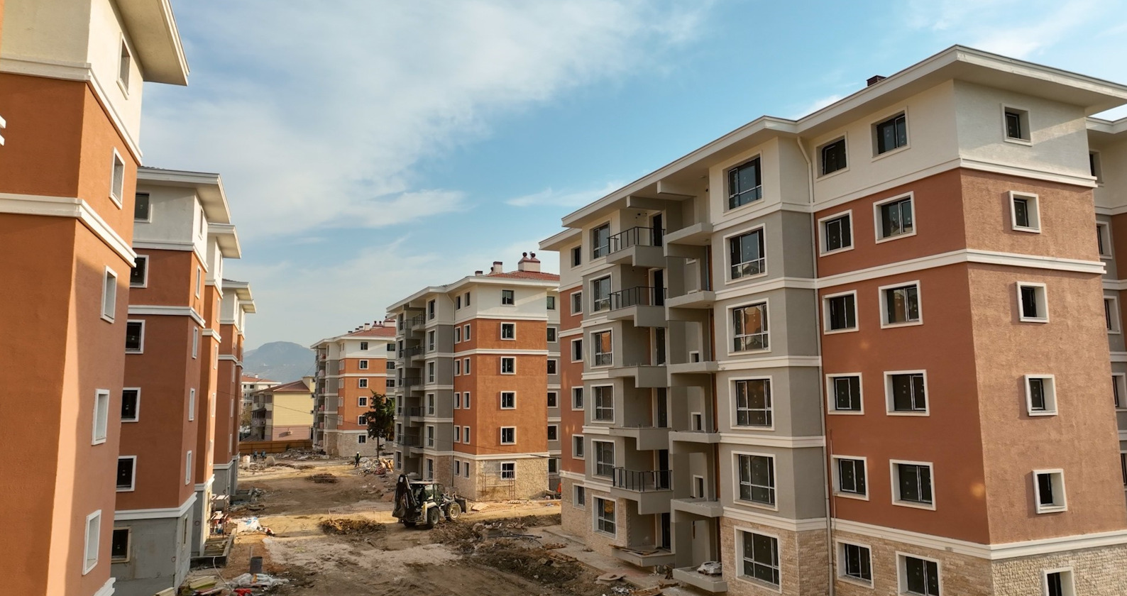 Hatay'da Yeniden Inşa Edilen 600 Evler Sitesi'nde Anahtar Teslimi Başlıyor (1)