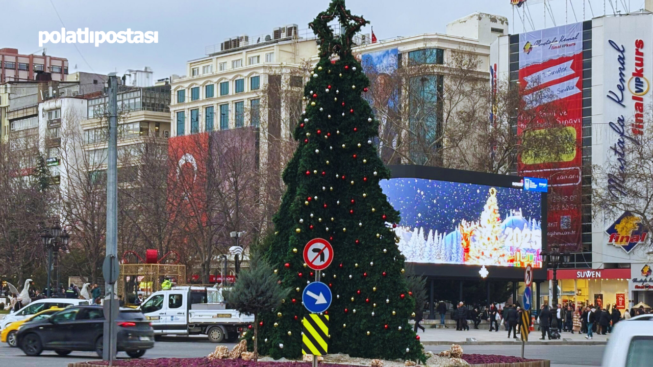 Kızılay Meydanı’na Yeni Yıla Özel Dev Yılbaşı Ağacı Kuruldu  (2)