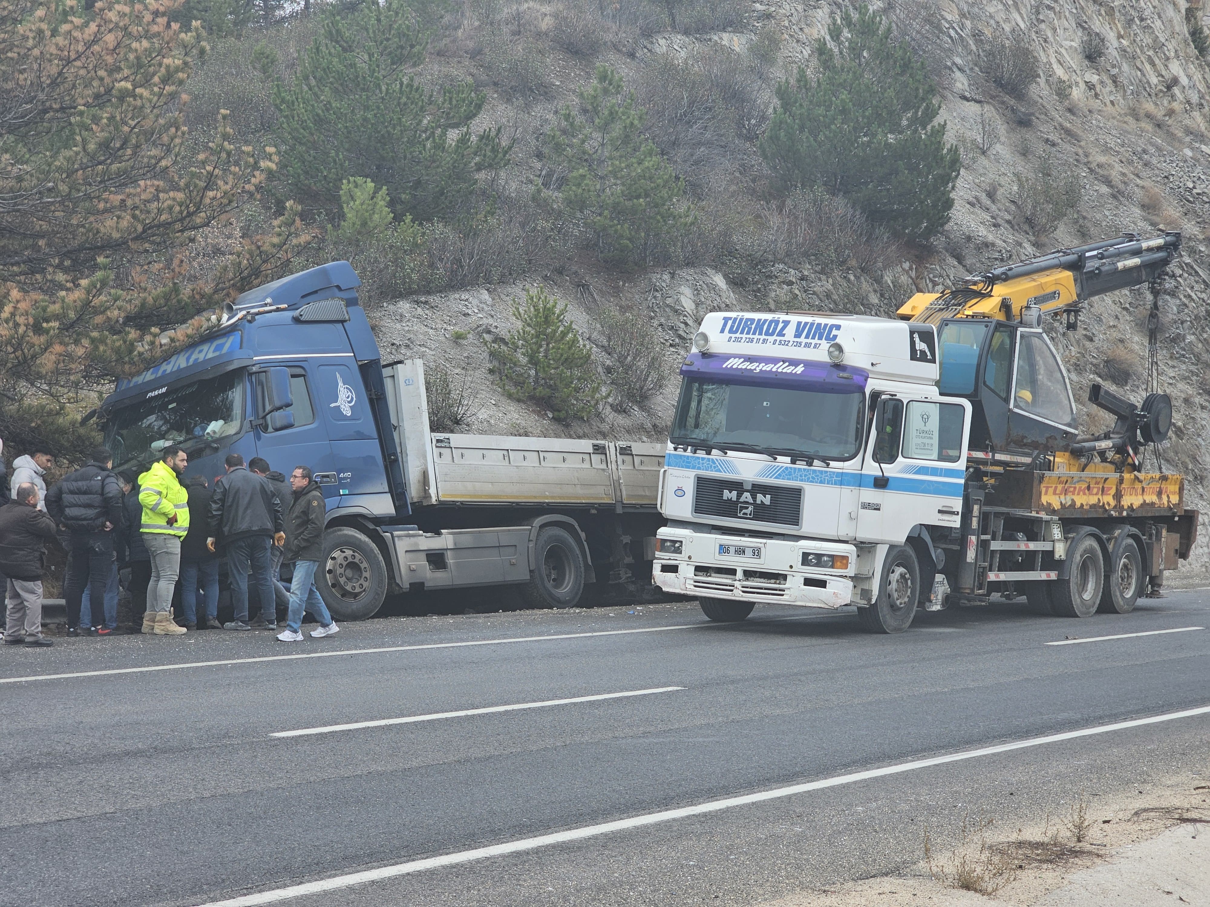 Kızılcahamam’da Korkutan Kaza Lastiği Patlayan Tır, Bariyere Çarparak Durabildi  (2)