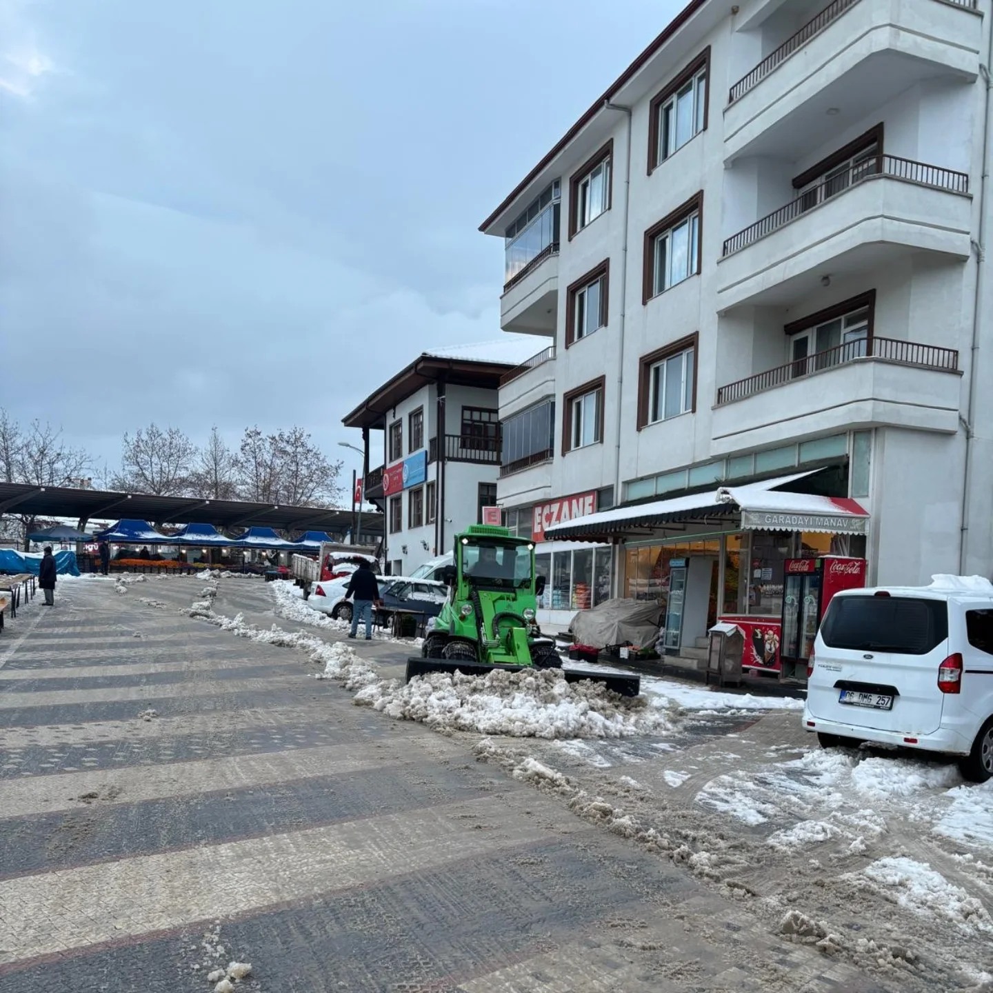 Nallıhan Belediyesi'nden Caddelerde Kar Kürüme Çalışmaları Devam Ediyor (2)