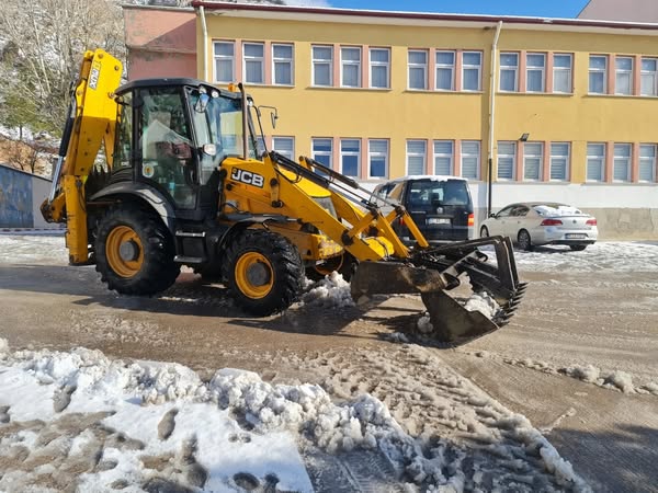 Nallıhan Belediyesi'nden Okullarda Kar Kürüme Çalışmaları (3)