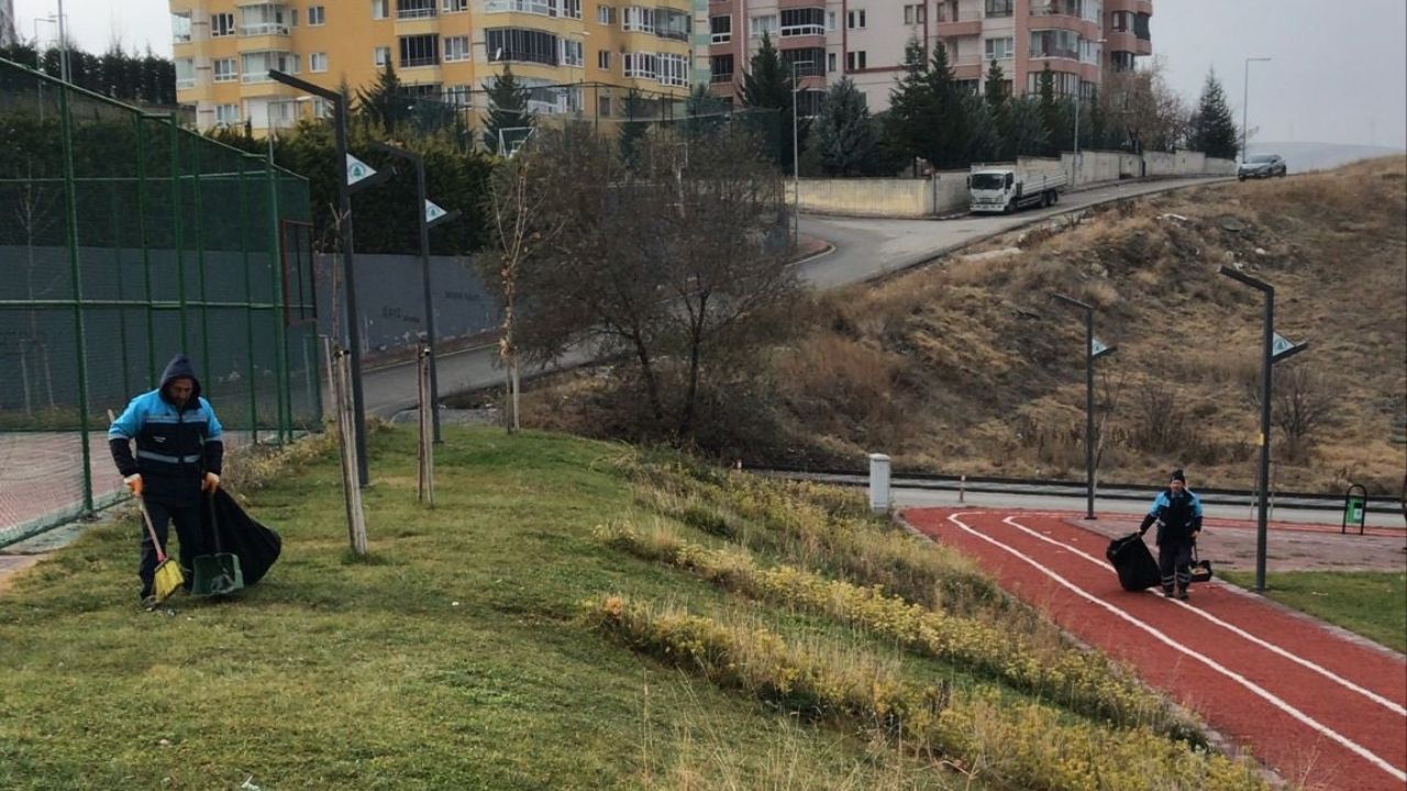 Pursaklar Belediyesi'nden Park Ve Bahçelerde Temizlik Seferberliği (1)