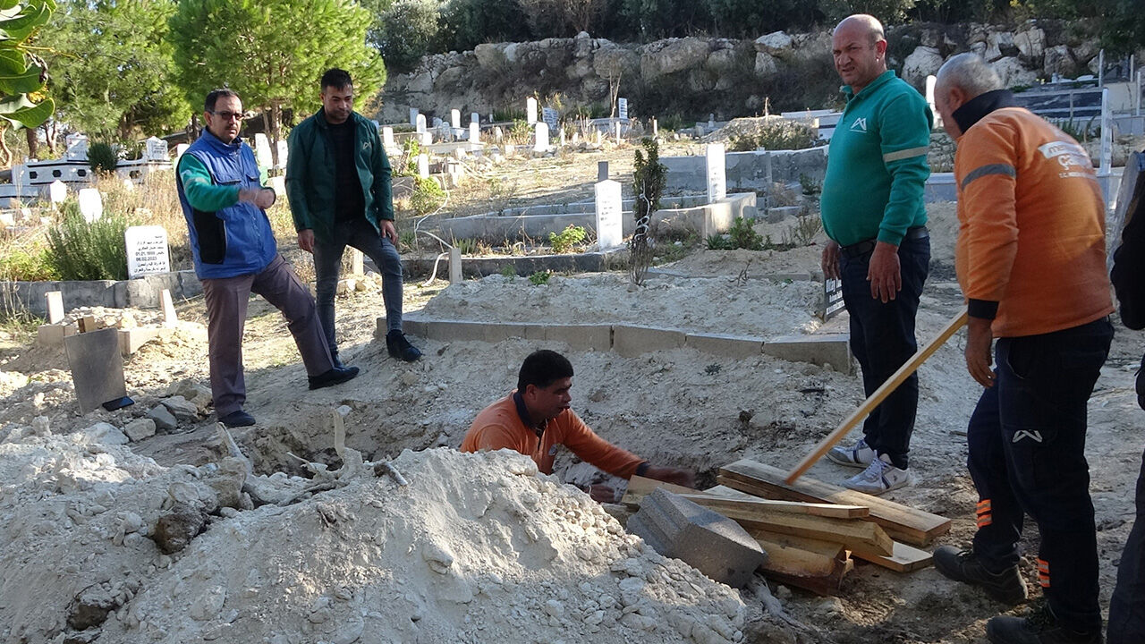 Yaşamını Yitiren Ünlü Sanatçı Kimsesizler Mezarlığına Defnedildi (2)