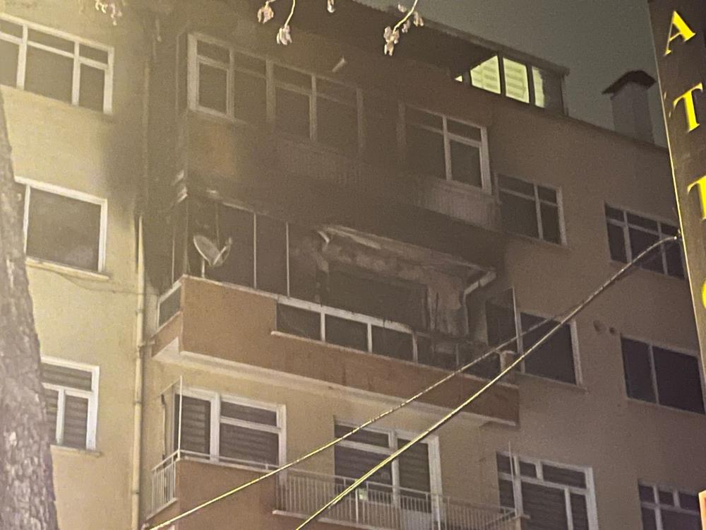 Çankaya'daki 5 Katlı Apartman Alevlere Teslim Oldu! Yaralılar Var (3)